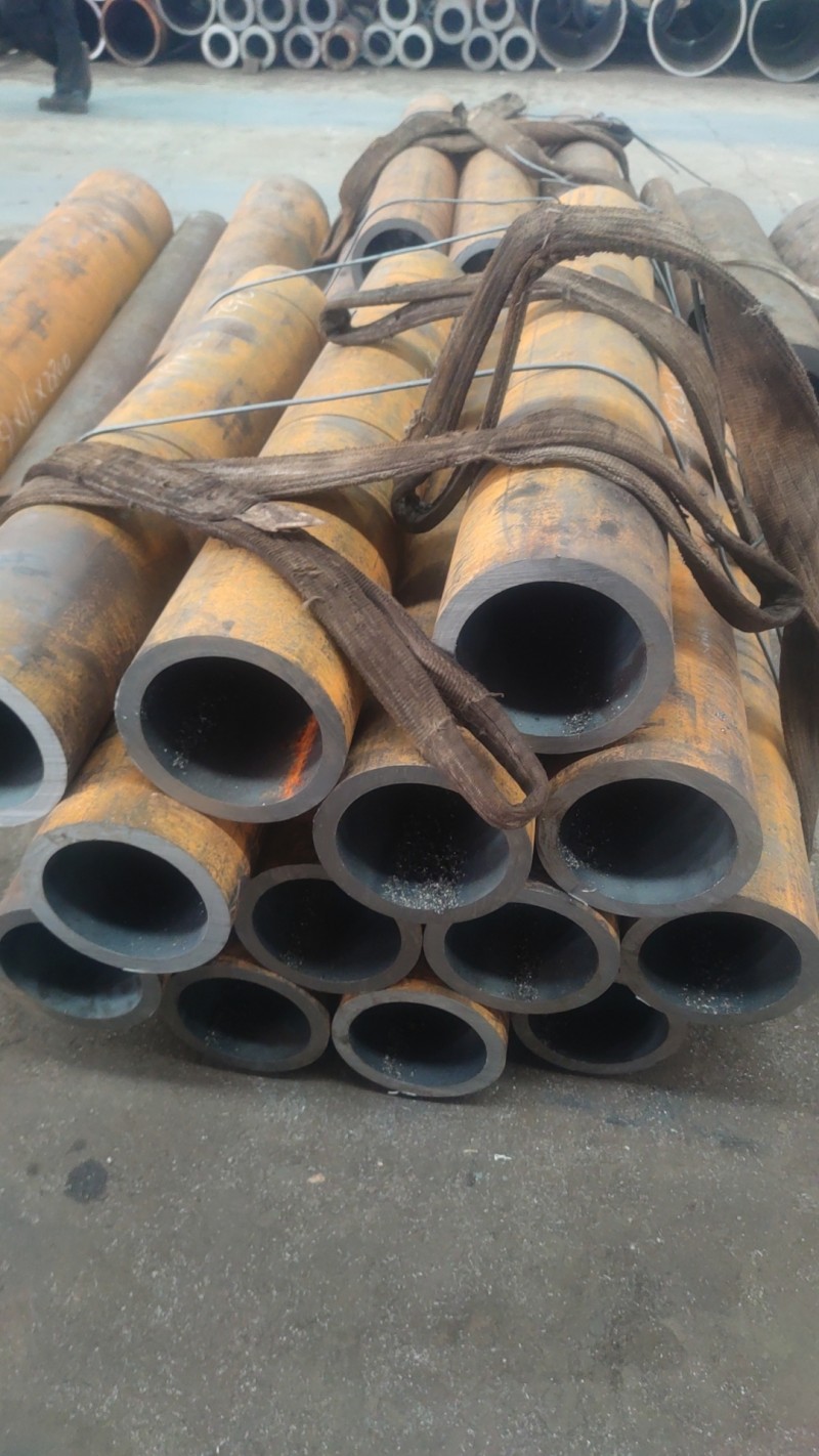 鱼峰鱼峰鱼峰15CrMoG无缝钢管切割